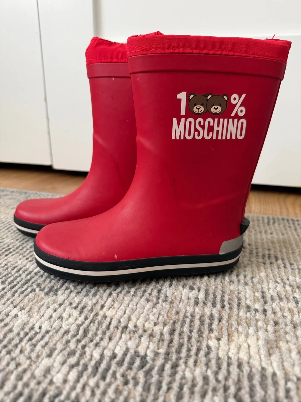 Moschino bold red